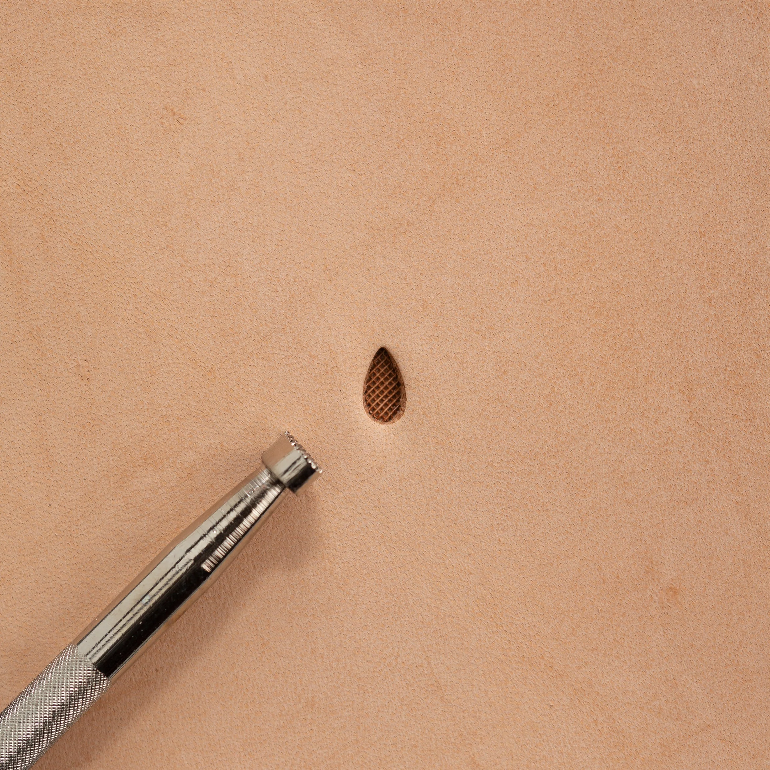 Craftool® Checked Teardrop Background Stamp - Image 3