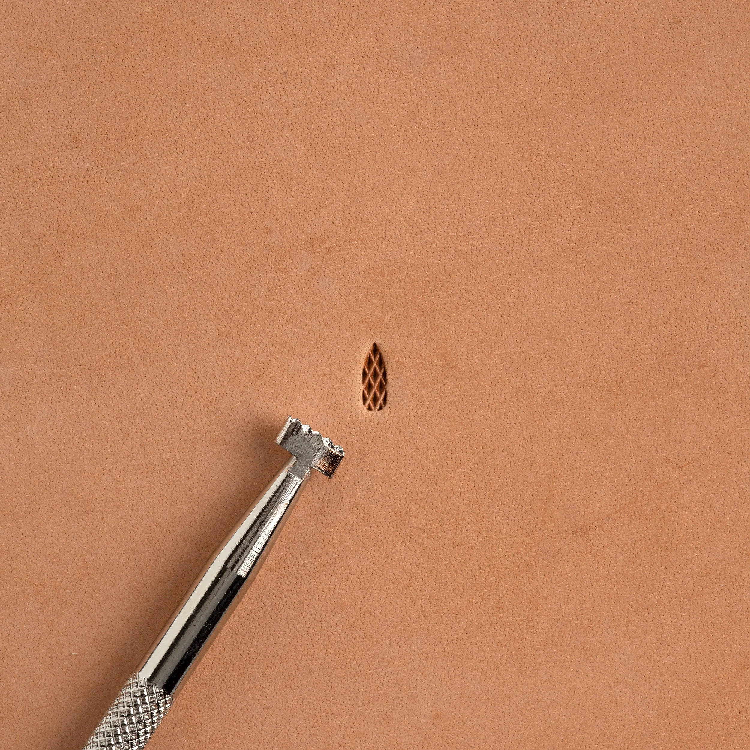 Craftool® Checked Teardrop Background Stamp - Image 8