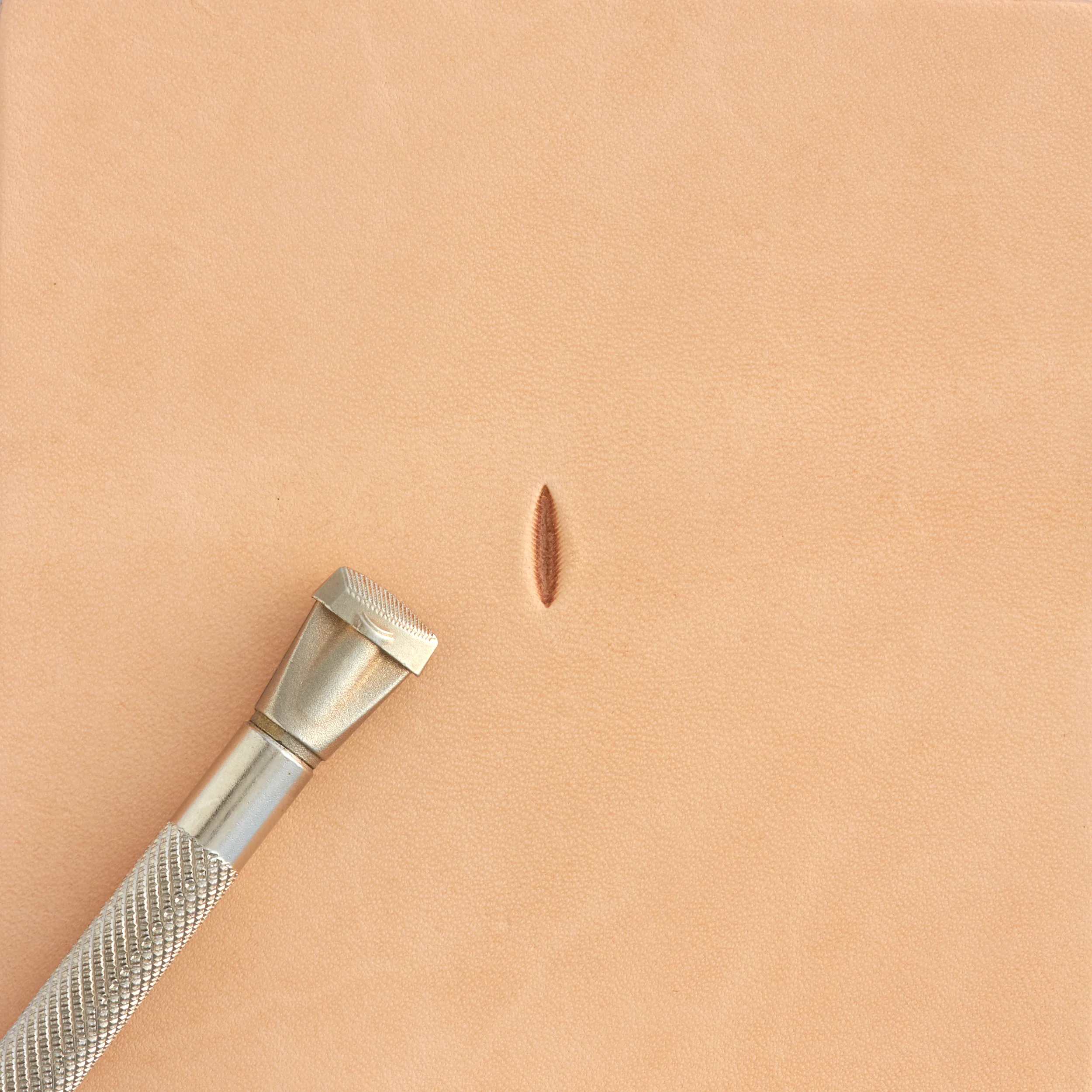 Craftool® Lined Figure Beveler Stamp - Image 2