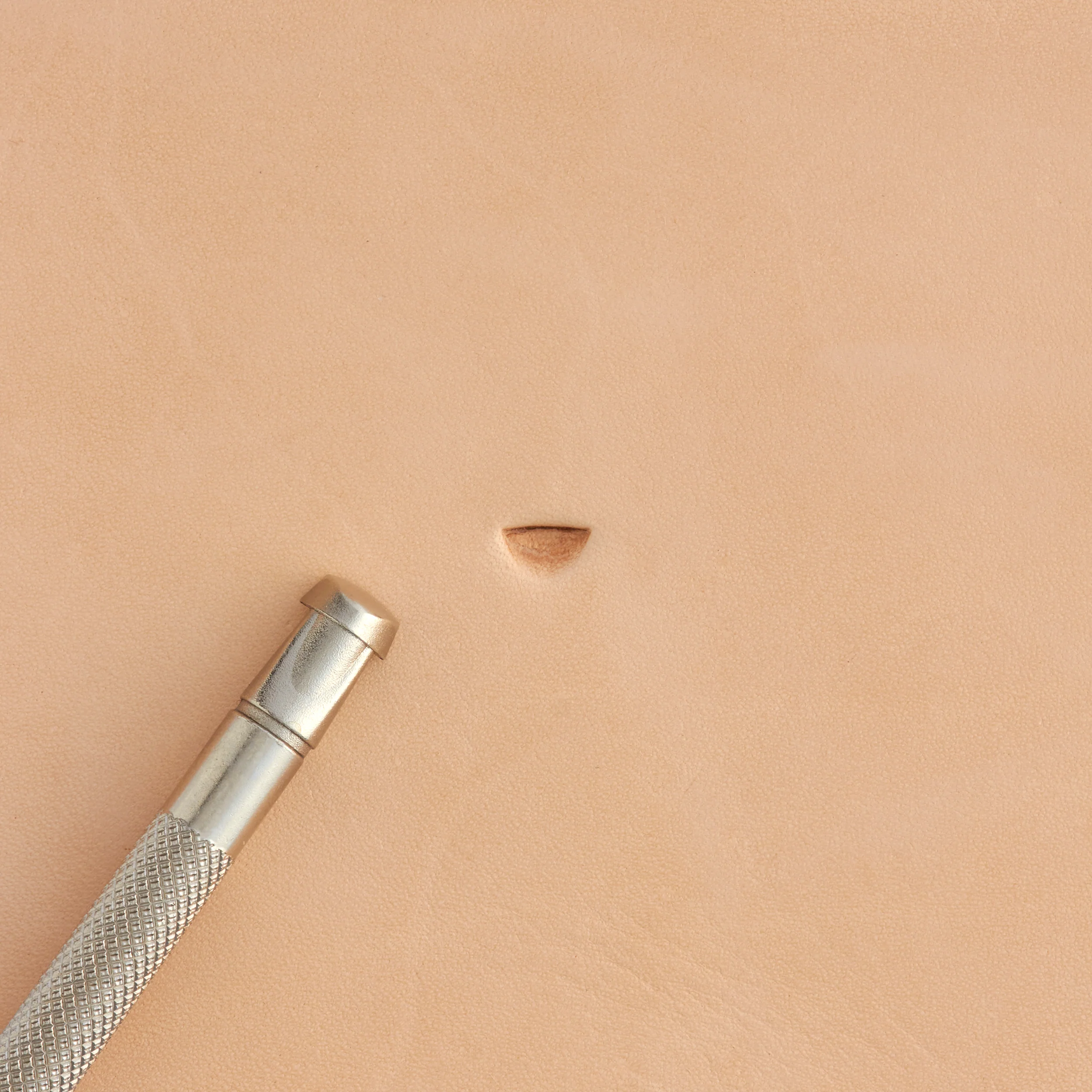Craftool® Smooth Figure Beveler Stamp - Image 4
